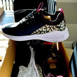 Clove size 8 classic sneaker. Color Black/Gold Leopard.